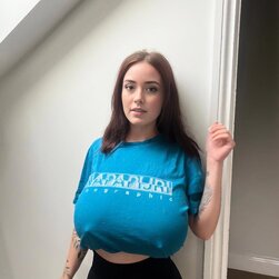 Brooke Mills posa com uma camisola justa