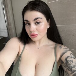 lassie Patricia Bloom teases with her cleavage in her compilation