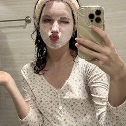 スウィーティー・ニッキー・シェイクス・ハー・キュート・タイト・ボディ・イン・ザ・アウトドアーズ