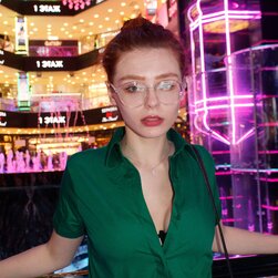 La raffinata miss americana Kari Pitinova si lascia sedurre da una tuta e da un collant verde miele