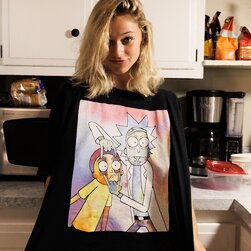 La playgirl no profesional de pelo amarillento Jezebel Madd se levanta la camiseta y descubre sus turgentes tetas