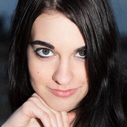 キャンディ?シャイアン?ウェストが黒いローブを上げ可愛いパンティを焦らす