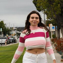 ジシーの背高タイラ・ジェソップがアマチュアショーケースで娘の熱をもたらす