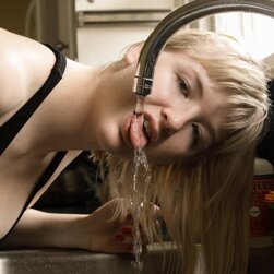 La miss americana Vicky Chandler posa y enseña su gran pecho en un recopilatorio