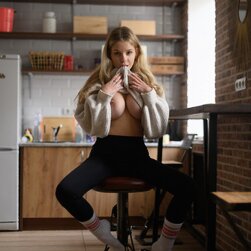 La zuccherina Samadhi Amour espone le sue gustose tette in un succoso striptease