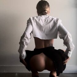 온리팬 플레이걸 빅토리아 브로쉬키나가 아름다운 다리와 큰 구멍을 과시하다