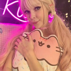 Little Kitty, l'ex petite amie de Lush OnlyFans, exhibe son corps en sablier, ses seins et ses pieds en peluche.