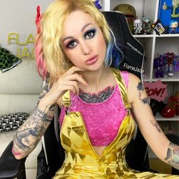 문신을 한 초보 미스 플레임 제이드가 솔로에서 시시한 의상을 입고 포즈를 취하고 있습니다.