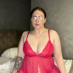 A bimba assustadora e não profissional Kristi KKK provoca com as suas mamas grandes e o seu rabo suculento