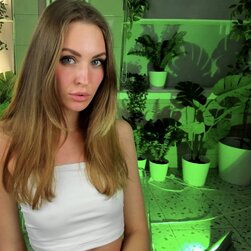 Mencia Francis, fille d'OnlyFans, pose nue et dans ses tenues attrayantes dans une compilation