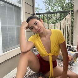 La sabrosa modelo diletante Samly Puff posando con su jugoso disfraz en un solo
