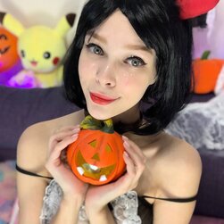 A bela Little Kitty, da Dilettante OnlyFans, a posar com a sua lingerie exuberante