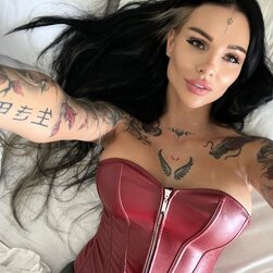 La bellezza dai capelli neri inchiostrati sfoggia le sue grandi tette e il suo meraviglioso culo