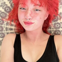 OnlyFans Verführerin mit einem Nasenpiercing Abby posiert verführerisch in einem Solo