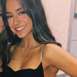 Sexy Amateur Girl Showing Off in Selfies
