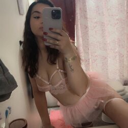 Une femme latine me demande si son mari aimerait sa lingerie