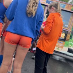 adolescentes atractivas en pantalones cortos de color naranja gran botín