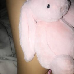 Apenas uma adolescente encantadora e o seu ursinho de peluche hehe