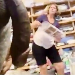 Emekli MILF artı kız kardeşiyle alışveriş yaparken BigNiggaDick'i umursamıyor