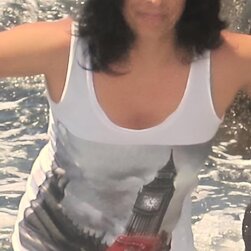 Prof myślała, że ujdzie jej to na sucho, ale jej koszulka ją wkręciła. Jej kik: Sophia78p
