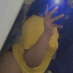 Latina floozy flaunting her sexy feet and curves