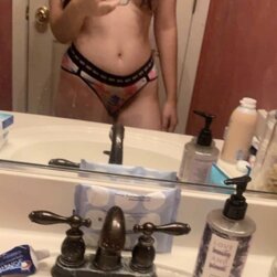 Prostitute Spreads It All and Begs to Be Posted