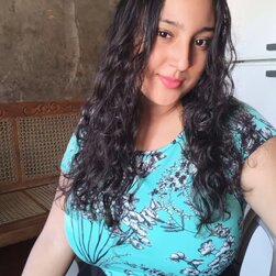 Even Without Cleavage This Putita’s Tits Beg to Be Licked