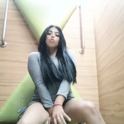 Latina Beauty Dannnia Snaps Her Juicy Curves