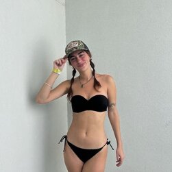 Wonderful Hourglass Babe Hating Bras And Loving Attention