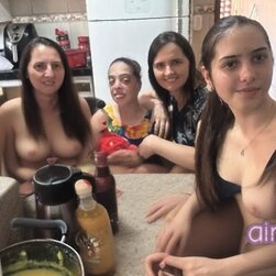 ジョシ・ソアレス・ストリップト・ヌード・アンド・ショウイング・オフ・ハー・サルトリー・カーブス