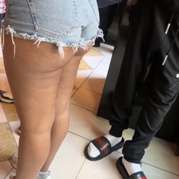 ラティーナ・スラット・ショウイング・オフ・ザット・シック・ラウンド・アス・フォア・ダディー