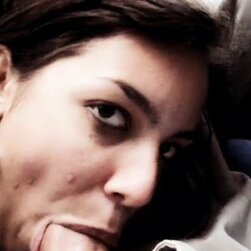 スラッティー・ベイブ・ギビング・ア・ディープスロート・フェラジョブ・イン・ザ・カー・ウィズ・ア・ノーティー・スマイル