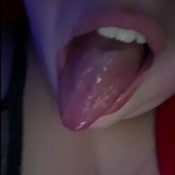 エクスポーズド・フルージー・ショウズ・オフ・ハー・ジューシー・カーブス・アンド・ノーティー・スマーク