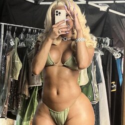 ユー・ウォント・ラスト・ウォッチング・ハー・ウェット・ボディ・ベッギング・トゥ・ビー・ファックド