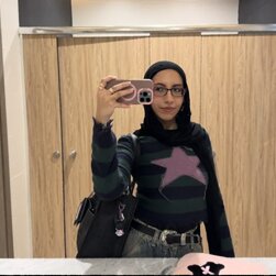 Hourglass Hijabi Girl Teases In Mirror Selfies ????