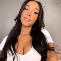 Arab Babe Spreading That Fuckable Body