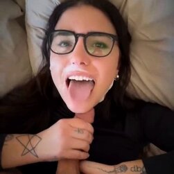 グラスズ・スラット・ベッグス・フォア・カム・オン・ハー・フェイス