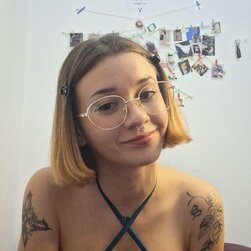 Adolescente latina encantadora mostra os seus pés