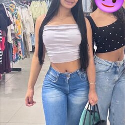 Horny Novinha Babe Showing Off Her Sexy Body in the Mall
