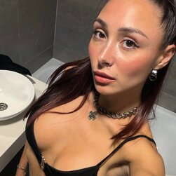 タイニー・ティッツ・ベッギング・トゥ・ビー・スクイーズド・アンド・ファックド