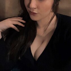 Busty Webslut Flaunting Her Curves for Everyone