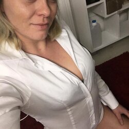 New Insta Bomb Marielouail_59 Exposes Her Curves