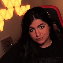 ルビアナ、タイトボディを見せびらかしてさらに欲しがる