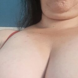 シックミルフ、ヒュージティッツ、リークドビデオで自分をフロウント