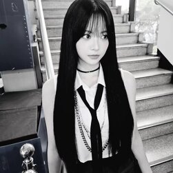 ウンチャエ、私の白いペニスを捧げよう。私の精子で、あなたの子宮の中に白い赤ん坊を2、3人産み落とそう。
