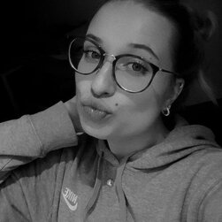 Horny Webslut Karina Snapping Hot Selfies for You
