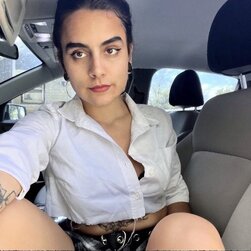 Die junge Natalie Betancourt zeigt ihren Fans etwas 😈