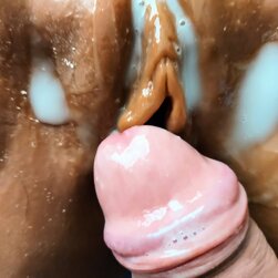 彼女は大きくて敏感なクリトリスを持っている