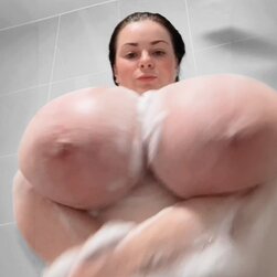 KJ va in bagno