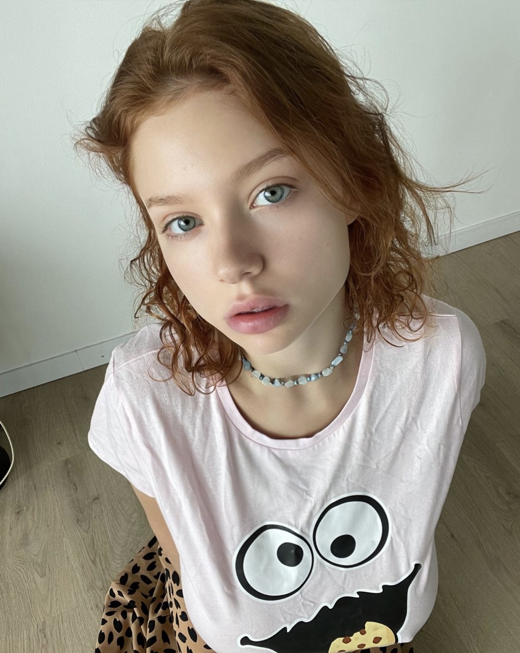 Bosomy Playgirl neckt mit ihrer großen Brust in einer üppigen braless Kompilation Bosomy Playgirl neckt mit ihrer großen Brust in einer üppigen braless Kompilation